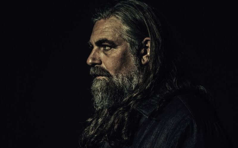 Contagem regressiva para o show do artista The White Buffalo em Curitiba esse mês